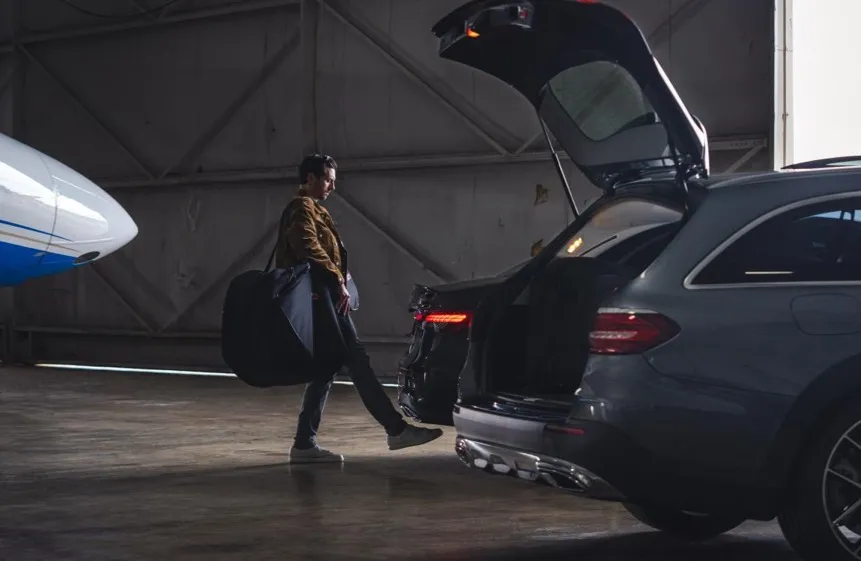 Mercedes-Benz loading cargo